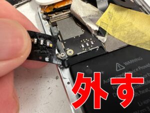 基板からバッテリーコネクタを外したバッテリー交換修理中のiPodTouch7