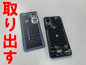 背面パネルを剥がしたフロントパネル交換中のZenfone10