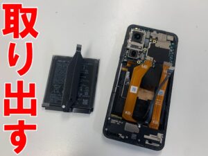 本体フレームからバッテリーを取り出したディスプレイ修理中のZenfone10
