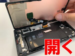 画面を大きく開いて分解している電池交換中のPixel6a