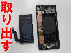 劣化が進んだリチウムイオンバッテリーを本体フレームから取り出したPixel6a