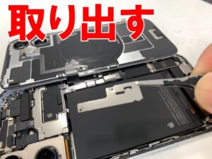 背面パネルコネクタを固定した銀板を取り出した充電器挿し込み口交換修理中のiPhone16