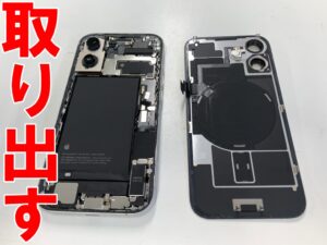 バックパネルを取り出した充電器差し込み口交換修理中のiPhone16