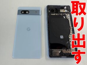 バックパネルを剥がして取り出したバッテリー交換修理中のピクセル7a