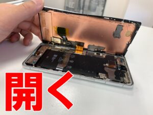 画面を開いて分解しているフロントパネル交換中のPixel7Pro