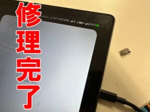 充電コネクタ交換修理によりしっかりと充電反応が出るよう改善して電源が入ったTECLASTタブレット