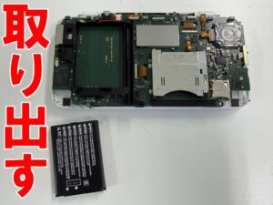 基板からバッテリーを取り出した上液晶画面交換修理中の2DS LL