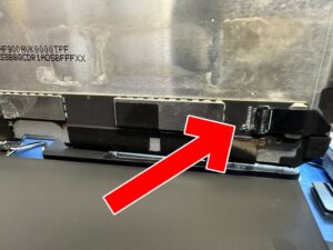 液晶画面下部のコネクタが腐食しているiPad(A16)