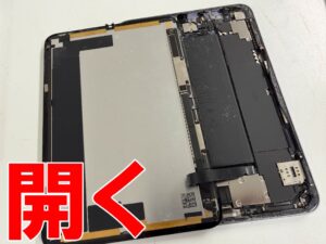 画面を開いて分解したパワーボタン修理中のiPad mini 第6世代