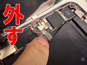 バッテリーコネクタを基板から外したiPhone14