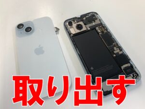 破損した背面パネルを基板から取り出したiPhone15