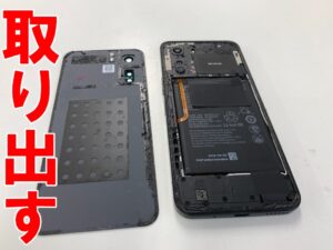 バックパネルを剥がして取り出した液晶画面交換修理中のLibero 5G Ⅳ