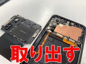 基板を覆ったプラスチックフレームを取り出したフロントパネル交換修理中のLibero5Gⅳ