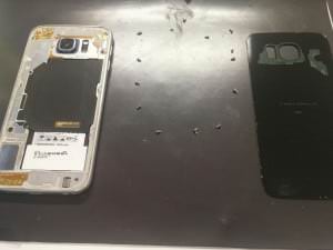 ギャラクシーS6　バッテリー交換　背面パネル開閉