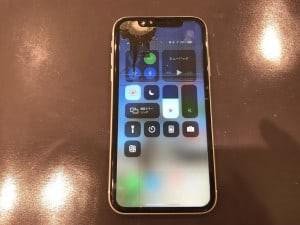iPhoneXR画面割れと液晶漏れ①