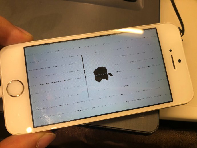 リンゴマークのまま固まった