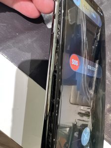 iPhoneバッテリー膨張により画面が浮いた状態