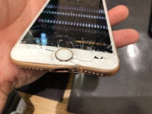 iPhoneエレベータ隙間に落下