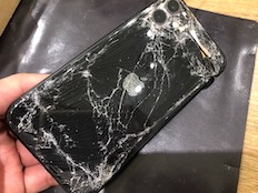 iPhone背面ガラスがバキバキに割れている画像