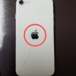 iPhone 背面画像 リンゴマークを赤丸で囲っている