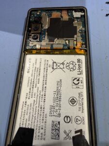 Xperia 10 IV 背面パネルを取り外した画像