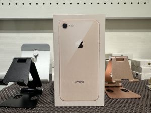 iPhone 8 本体と箱