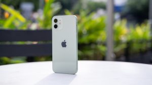 iPhone 12 機種変更か修理か