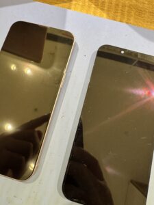 iPhone13 修理後の綺麗な画面と取り外したディスプレイ