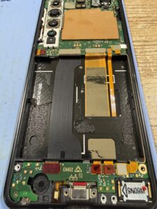 AQUOS R5G 基板剥き出し