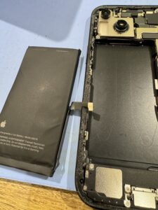 iPhone 14 バッテリー交換作業中