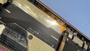 Xperia 電源ボタンを修理している工程本体の画像