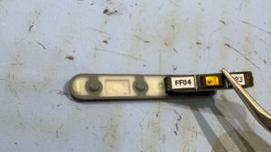 Xperia 電源ボタンを分化して小さい石のようなパーツ（金色のボタン）の画像