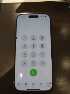 iPhone 16 画面に一部黒く丸い不良がある画像