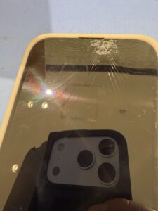iPhone 16画面上部のヒビ割れ