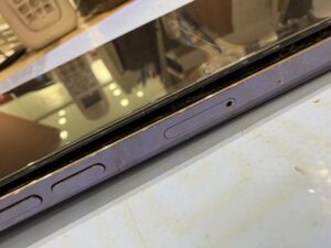 iPhone 14 Pro 本体とディスプレイの隙間