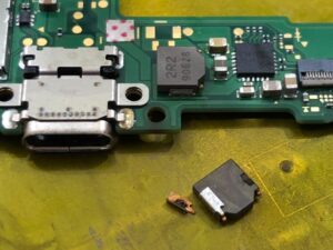 基板の2R2インダクターコイルという電子部品が剥がれ修理後