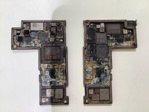 海水に水没したiPhone基板分解画像