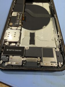 iPhone 12 Pro 充電口パーツを外した画像