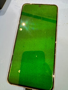 スマホ画面が全て緑