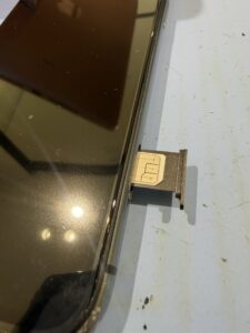 iPhone SIMトレイを開けた画像