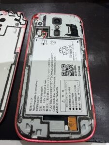 らくらくスマートフォン（F-42A）分解工程1