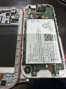 らくらくスマートフォン（F-42A）分解工程4