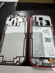 らくらくスマートフォン（F-42A）分解工程2