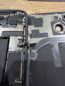 iPhone 15 背面ガラス分解水没判定マーク