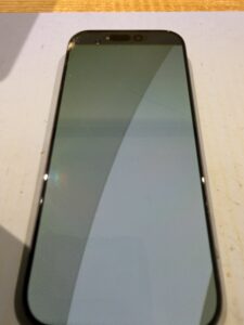 画面左上が破損し表示が白っぽくなった修理前のiPhone 17 Pro