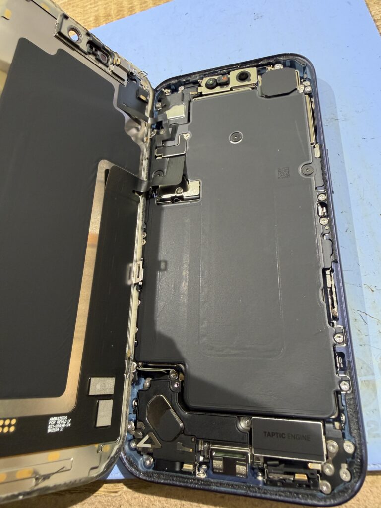 iPhone 17 Proの画面交換中。開いたディスプレイと本体内部