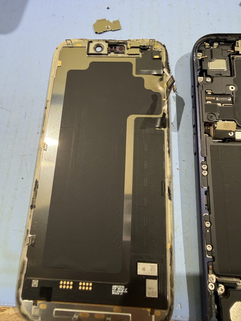 iPhone 17 Proから取り外した故障画面部品の裏側