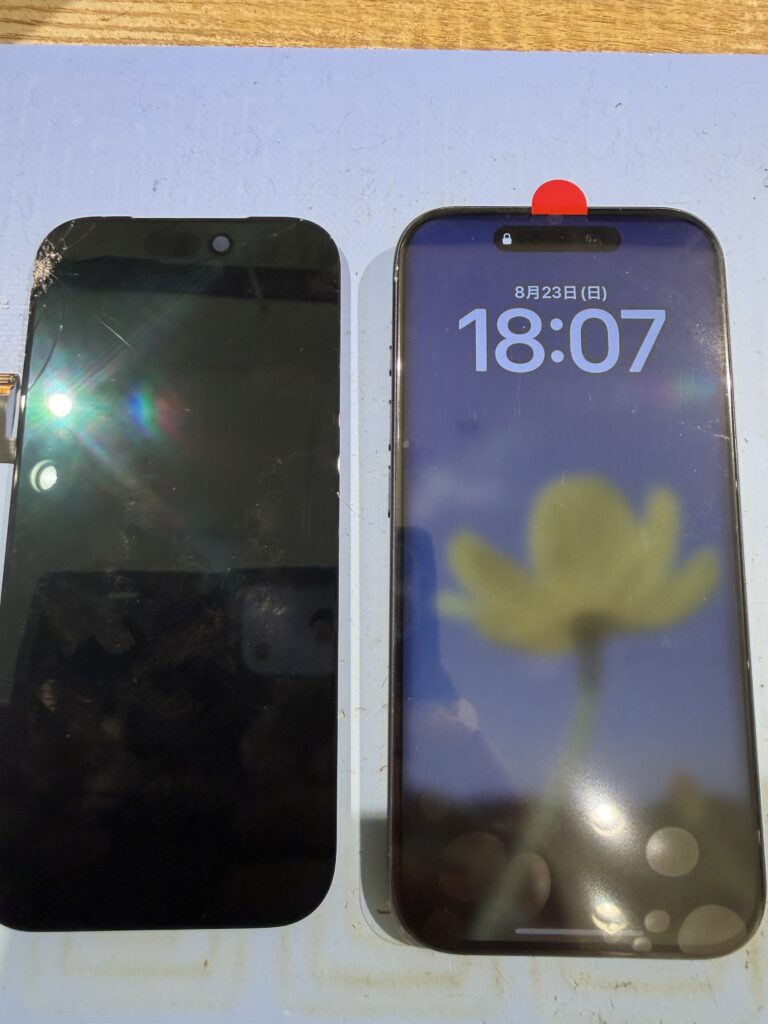 iPhone 17 Proの画面修理後。左に取り外した画面、右にロック画面が表示された本体