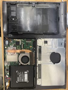 ほこりまみれのNintendo Switchの内部