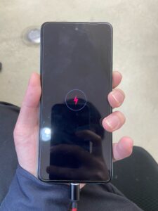 赤い雷マークが表示されたまま起動しないOPPO A79